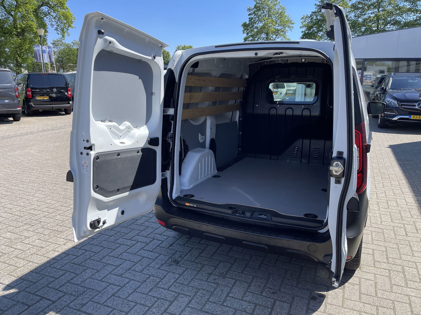 Renault Express 1.5 dCi 75 Comfort / bpm vrij / euro 6 / vaste prijs rijklaar € 12.950 ex btw / lease vanaf € 237 / pdc achter / airco / cruise control / Apple Carplay Android auto