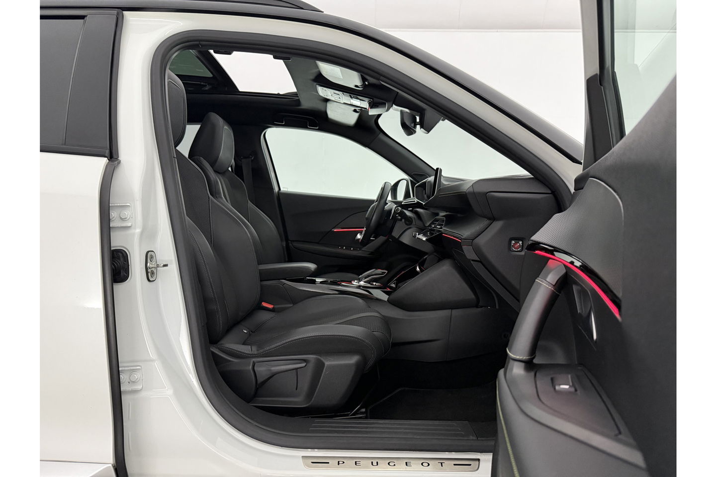 Peugeot 2008 1.2 PureTech GT-Line 360 Camera Pano Sfeerverl. LED Carplay Virtual Clima Cruise Navi 18"LMV PDC