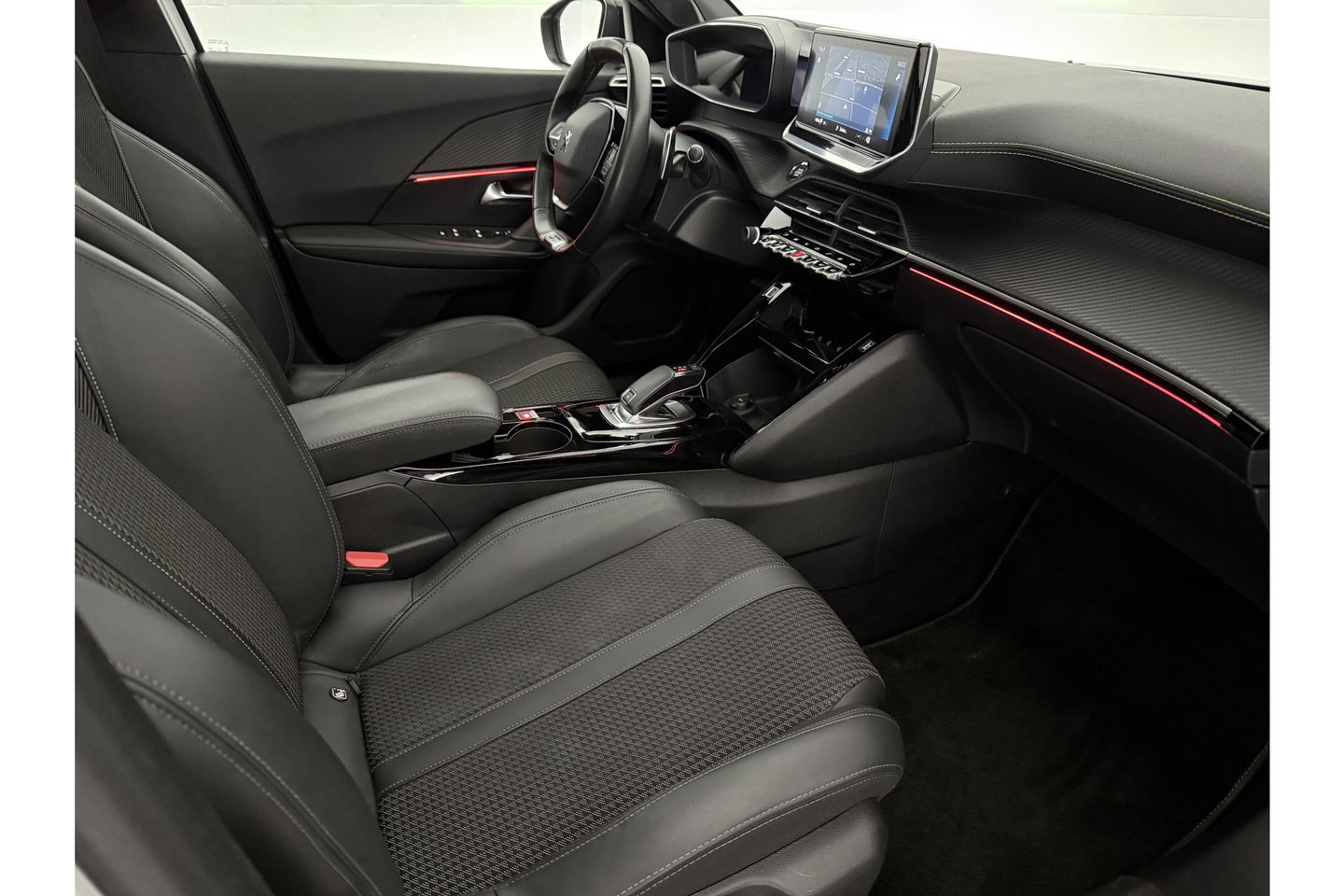 Peugeot 2008 1.2 PureTech GT-Line 360 Camera Pano Sfeerverl. LED Carplay Virtual Clima Cruise Navi 18"LMV PDC