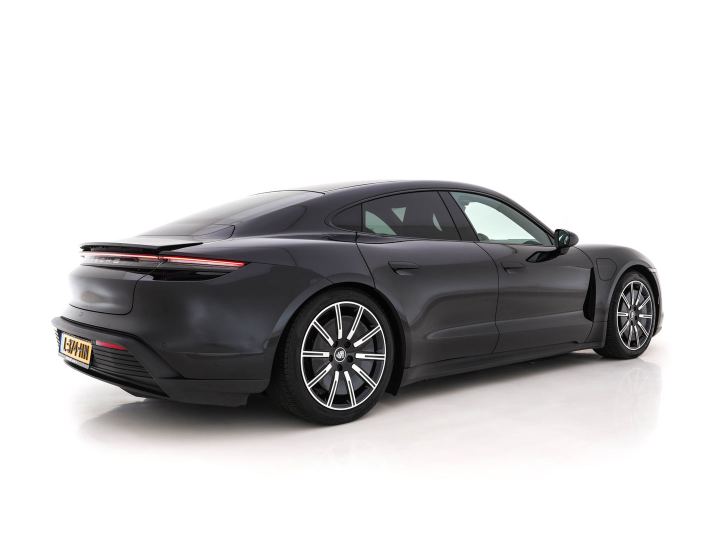 Porsche Taycan Performance 84 kWh [ 3-Fase ] Aut. *PANO | HEAT-PUMP | SPORT-CHRONO-PACK | LEATHER-MICROFIBRE | FULL-LED | MEMORY-PACK | BOSE-SOUND | AIR-SUSPENSION | BLINDSPOT | HEATED-SPORT-SEATS | CAMERA | DAB+ | ECC | PDC | 20''ALU*