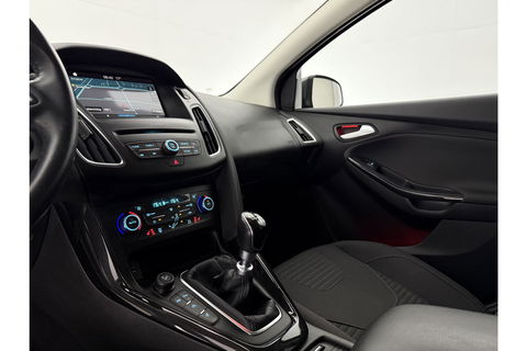 Ford Focus 1.5 TDCI Titanium Clima Carplay Camera Cruise LED Trekhaak Navigatie PDC 16"LMV