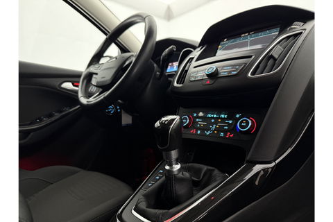 Ford Focus 1.5 TDCI Titanium Clima Carplay Camera Cruise LED Trekhaak Navigatie PDC 16"LMV