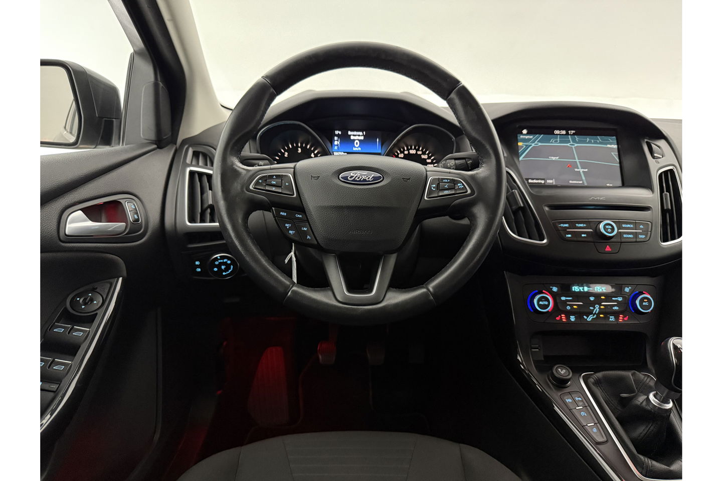 Ford Focus 1.5 TDCI Titanium Clima Carplay Camera Cruise LED Trekhaak Navigatie PDC 16"LMV