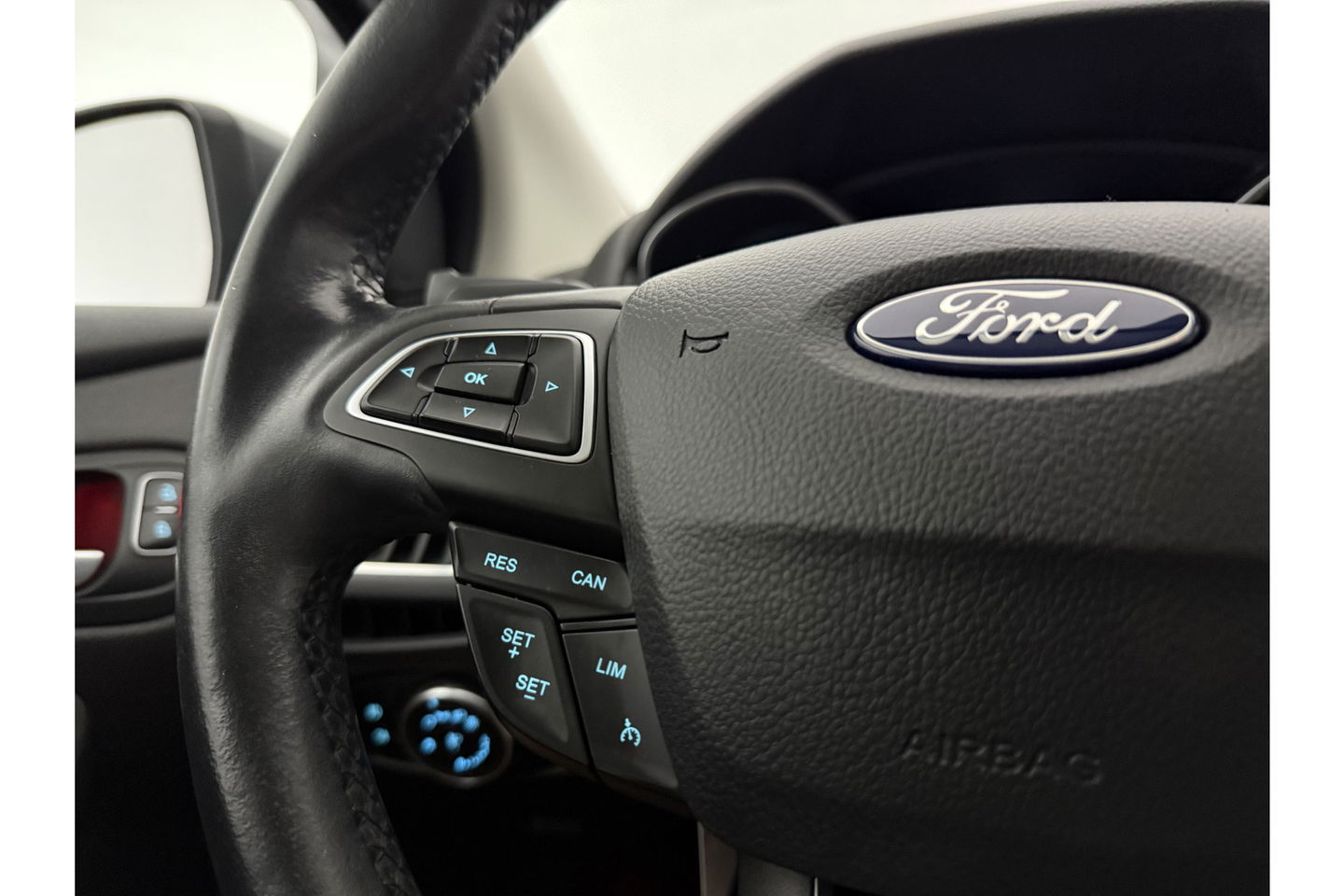 Ford Focus 1.5 TDCI Titanium Clima Carplay Camera Cruise LED Trekhaak Navigatie PDC 16"LMV