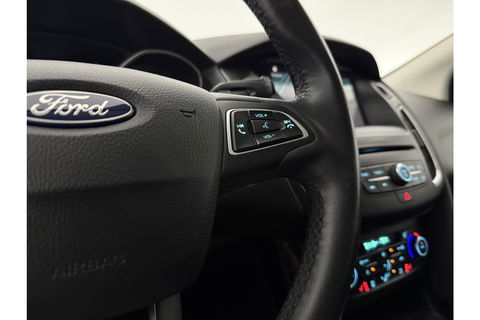Ford Focus 1.5 TDCI Titanium Clima Carplay Camera Cruise LED Trekhaak Navigatie PDC 16"LMV