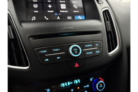 Ford Focus 1.5 TDCI Titanium Clima Carplay Camera Cruise LED Trekhaak Navigatie PDC 16"LMV