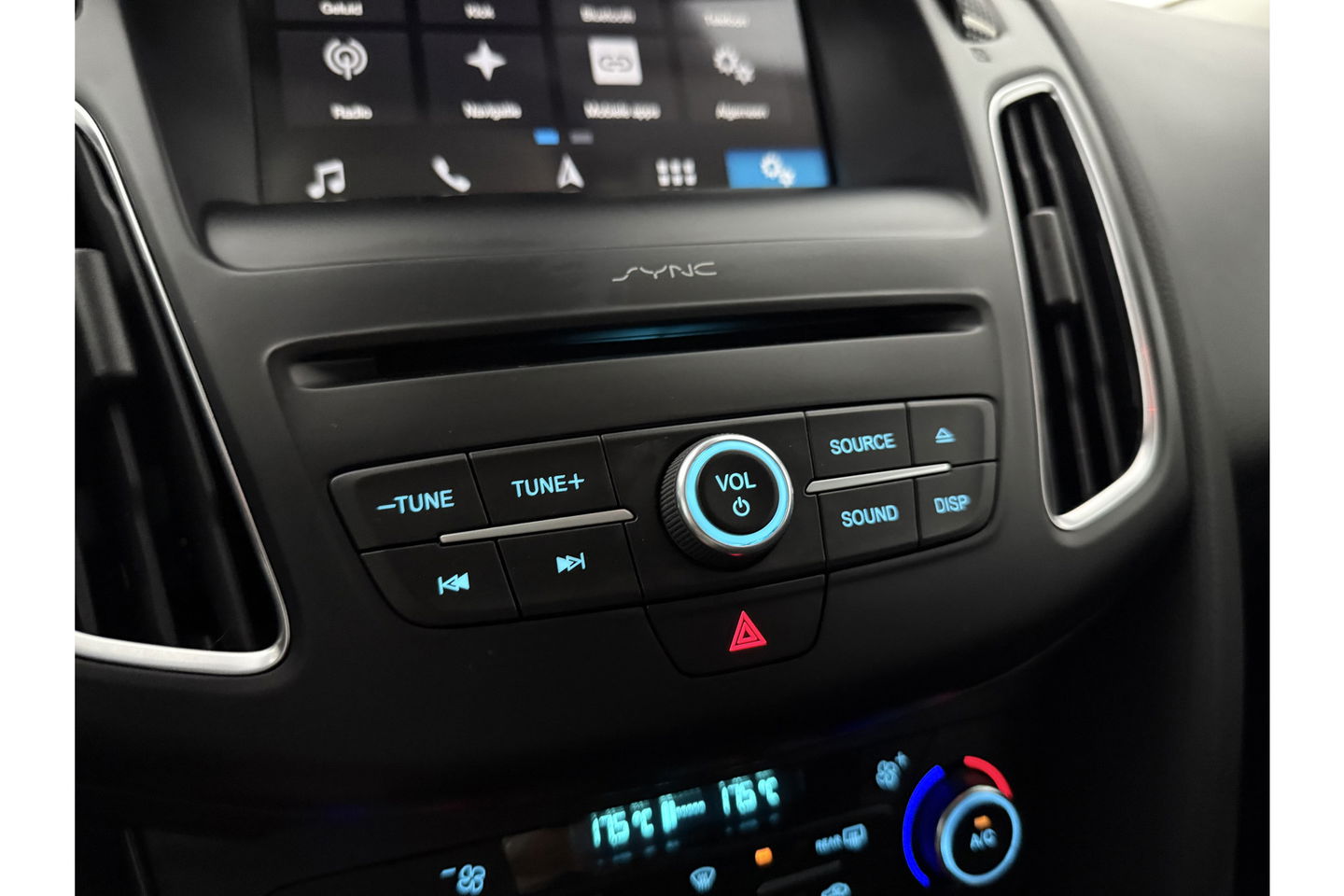 Ford Focus 1.5 TDCI Titanium Clima Carplay Camera Cruise LED Trekhaak Navigatie PDC 16"LMV