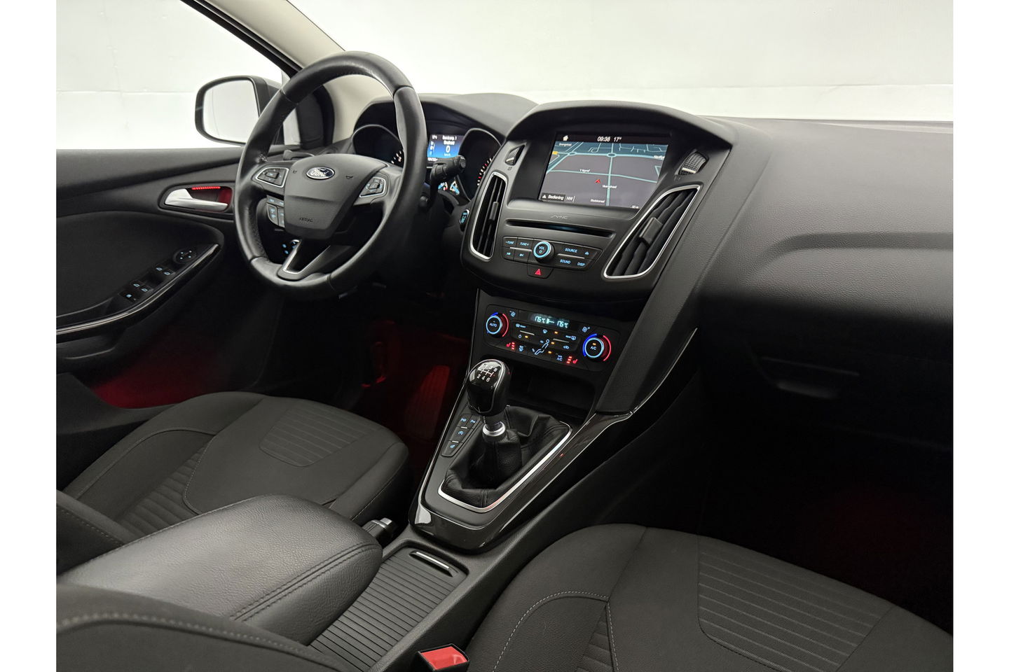 Ford Focus 1.5 TDCI Titanium Clima Carplay Camera Cruise LED Trekhaak Navigatie PDC 16"LMV