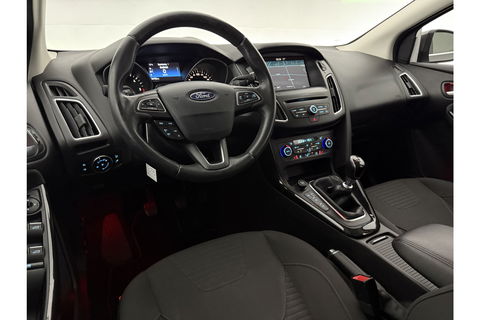 Ford Focus 1.5 TDCI Titanium Clima Carplay Camera Cruise LED Trekhaak Navigatie PDC 16"LMV