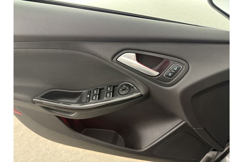 Ford Focus 1.5 TDCI Titanium Clima Carplay Camera Cruise LED Trekhaak Navigatie PDC 16"LMV