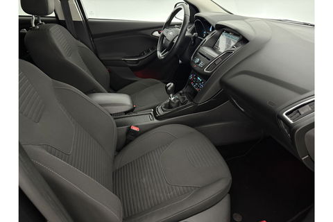 Ford Focus 1.5 TDCI Titanium Clima Carplay Camera Cruise LED Trekhaak Navigatie PDC 16"LMV
