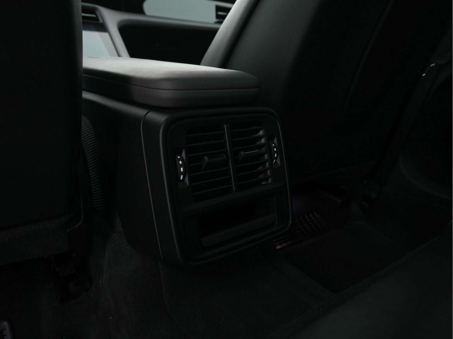 Porsche Taycan Performance 84 kWh [ 3-Fase ] Aut. *PANO | HEAT-PUMP | SPORT-CHRONO-PACK | LEATHER-MICROFIBRE | FULL-LED | MEMORY-PACK | BOSE-SOUND | AIR-SUSPENSION | BLINDSPOT | HEATED-SPORT-SEATS | CAMERA | DAB+ | ECC | PDC | 20''ALU*