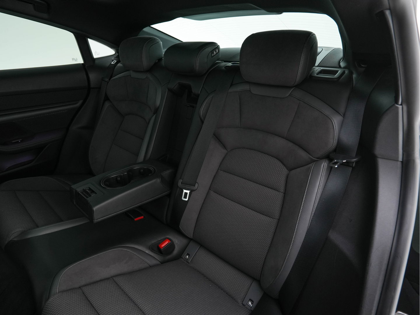 Porsche Taycan Performance 84 kWh [ 3-Fase ] Aut. *PANO | HEAT-PUMP | SPORT-CHRONO-PACK | LEATHER-MICROFIBRE | FULL-LED | MEMORY-PACK | BOSE-SOUND | AIR-SUSPENSION | BLINDSPOT | HEATED-SPORT-SEATS | CAMERA | DAB+ | ECC | PDC | 20''ALU*