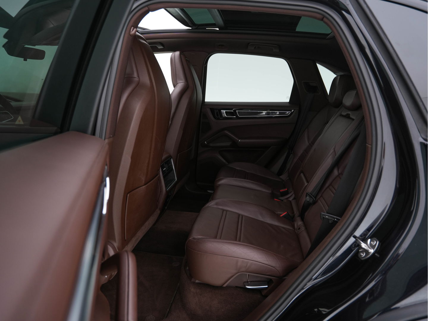 Porsche Cayenne 3.0 E-Hybrid Sport-Chrono-Pack (INCL-BTW) *PANO | CLUB-FULL-LEATHER | SOFT-CLOSE | MEMORY-PACK | SURROUND-VIEW | FULL-LED | NAVI-FULLMAP | AIR-SUSPENSION | DAB | DIGI-COCKPIT | PDC | CRUISE | SPORT-SEATS | 21"ALU*