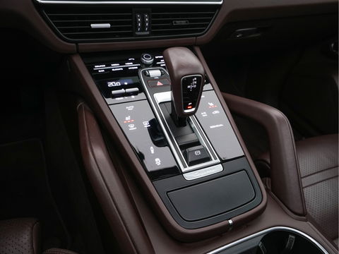 Porsche Cayenne 3.0 E-Hybrid Sport-Chrono-Pack (INCL-BTW) *PANO | CLUB-FULL-LEATHER | SOFT-CLOSE | MEMORY-PACK | SURROUND-VIEW | FULL-LED | NAVI-FULLMAP | AIR-SUSPENSION | DAB | DIGI-COCKPIT | PDC | CRUISE | SPORT-SEATS | 21"ALU*