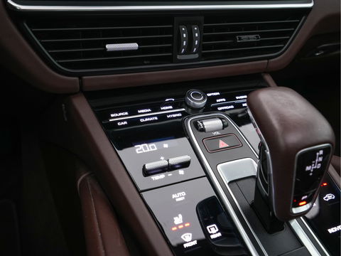 Porsche Cayenne 3.0 E-Hybrid Sport-Chrono-Pack (INCL-BTW) *PANO | CLUB-FULL-LEATHER | SOFT-CLOSE | MEMORY-PACK | SURROUND-VIEW | FULL-LED | NAVI-FULLMAP | AIR-SUSPENSION | DAB | DIGI-COCKPIT | PDC | CRUISE | SPORT-SEATS | 21"ALU*
