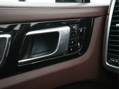 Porsche Cayenne 3.0 E-Hybrid Sport-Chrono-Pack (INCL-BTW) *PANO | CLUB-FULL-LEATHER | SOFT-CLOSE | MEMORY-PACK | SURROUND-VIEW | FULL-LED | NAVI-FULLMAP | AIR-SUSPENSION | DAB | DIGI-COCKPIT | PDC | CRUISE | SPORT-SEATS | 21"ALU*