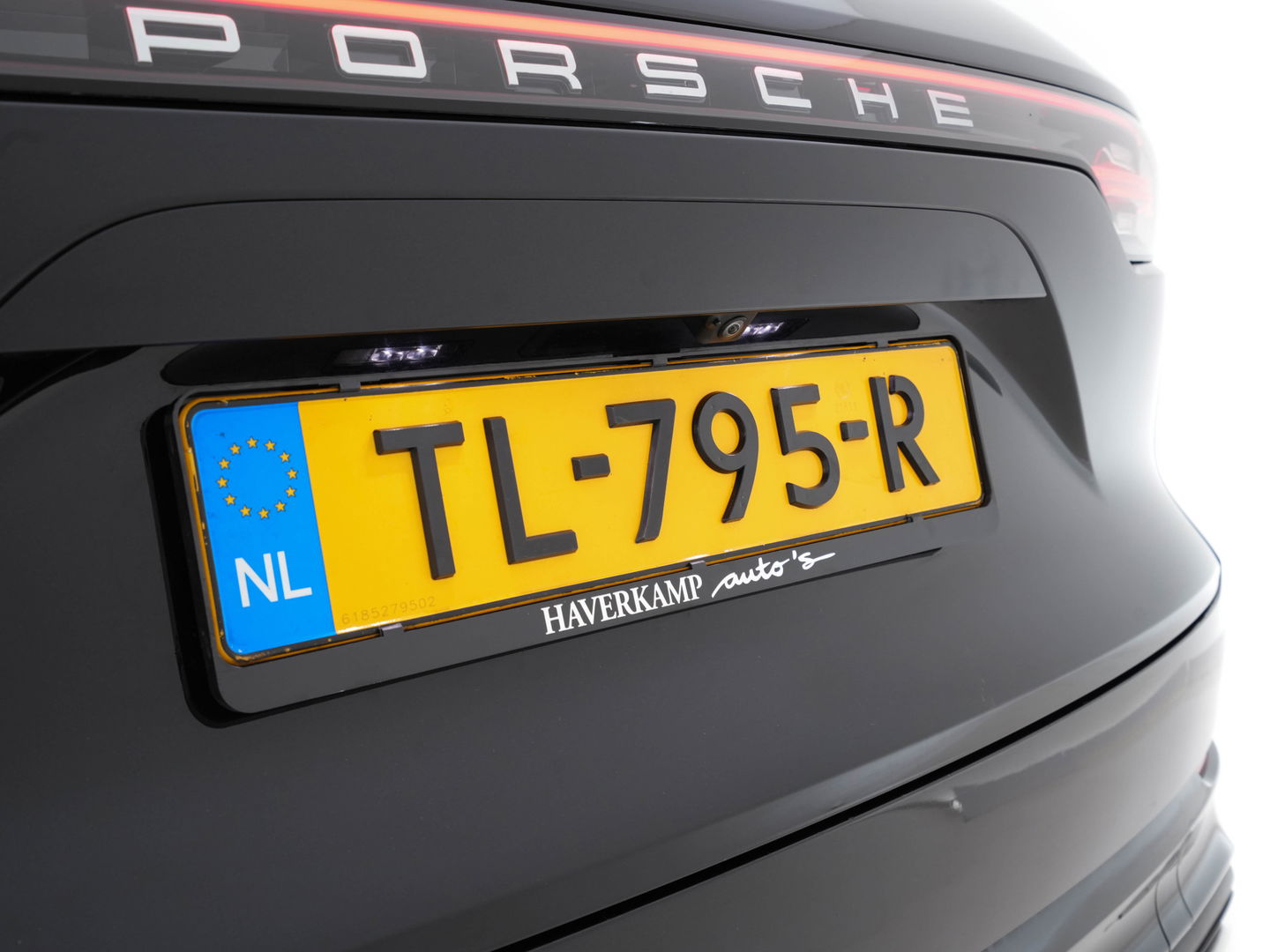 Porsche Cayenne 3.0 E-Hybrid Sport-Chrono-Pack (INCL-BTW) *PANO | CLUB-FULL-LEATHER | SOFT-CLOSE | MEMORY-PACK | SURROUND-VIEW | FULL-LED | NAVI-FULLMAP | AIR-SUSPENSION | DAB | DIGI-COCKPIT | PDC | CRUISE | SPORT-SEATS | 21"ALU*