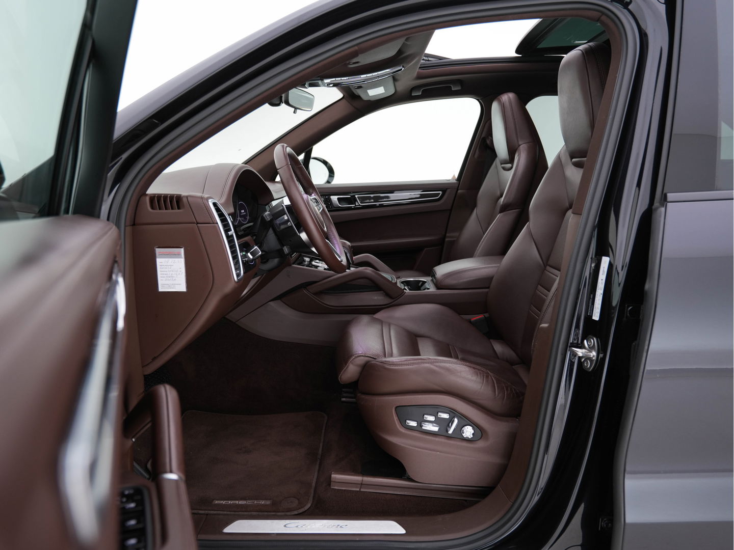 Porsche Cayenne 3.0 E-Hybrid Sport-Chrono-Pack (INCL-BTW) *PANO | CLUB-FULL-LEATHER | SOFT-CLOSE | MEMORY-PACK | SURROUND-VIEW | FULL-LED | NAVI-FULLMAP | AIR-SUSPENSION | DAB | DIGI-COCKPIT | PDC | CRUISE | SPORT-SEATS | 21"ALU*