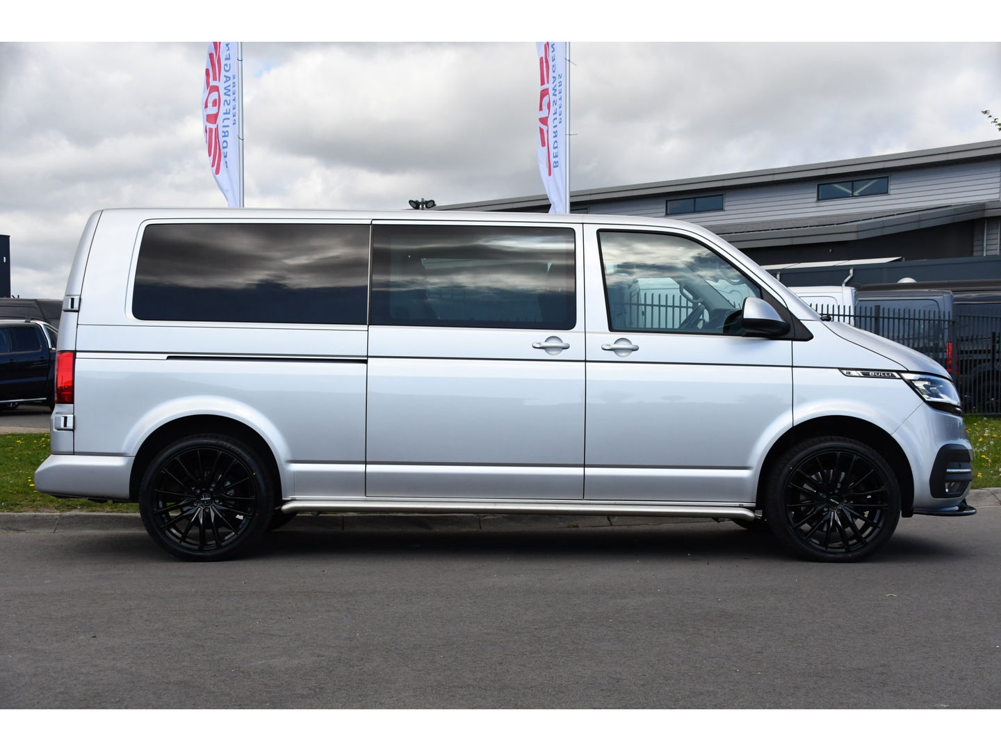 Volkswagen Transporter 2.0 TDI L2H1 30 DC Bulli Virtual, Adaptieve Cruise, Carplay, LED, Stoelverwarming, 199PK, Automaat, Sensoren, 2 x Schuifdeur, UNIEK!