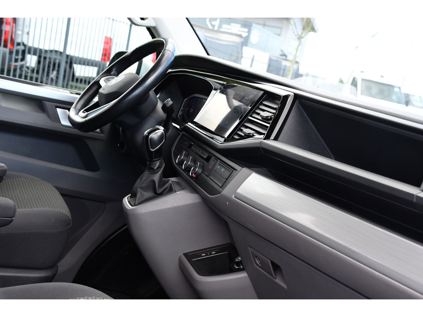 Volkswagen Transporter 2.0 TDI L2H1 30 DC Bulli Virtual, Adaptieve Cruise, Carplay, LED, Stoelverwarming, 199PK, Automaat, Sensoren, 2 x Schuifdeur, UNIEK!