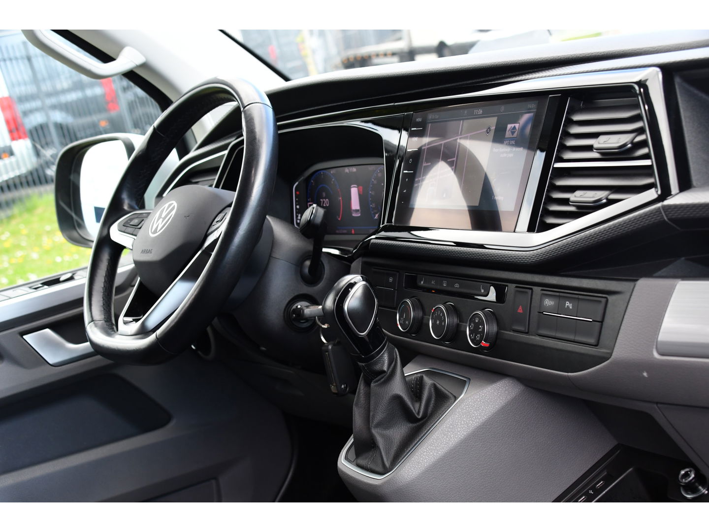 Volkswagen Transporter 2.0 TDI L2H1 30 DC Bulli Virtual, Adaptieve Cruise, Carplay, LED, Stoelverwarming, 199PK, Automaat, Sensoren, 2 x Schuifdeur, UNIEK!