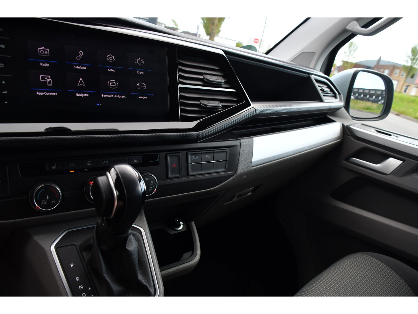 Volkswagen Transporter 2.0 TDI L2H1 30 DC Bulli Virtual, Adaptieve Cruise, Carplay, LED, Stoelverwarming, 199PK, Automaat, Sensoren, 2 x Schuifdeur, UNIEK!
