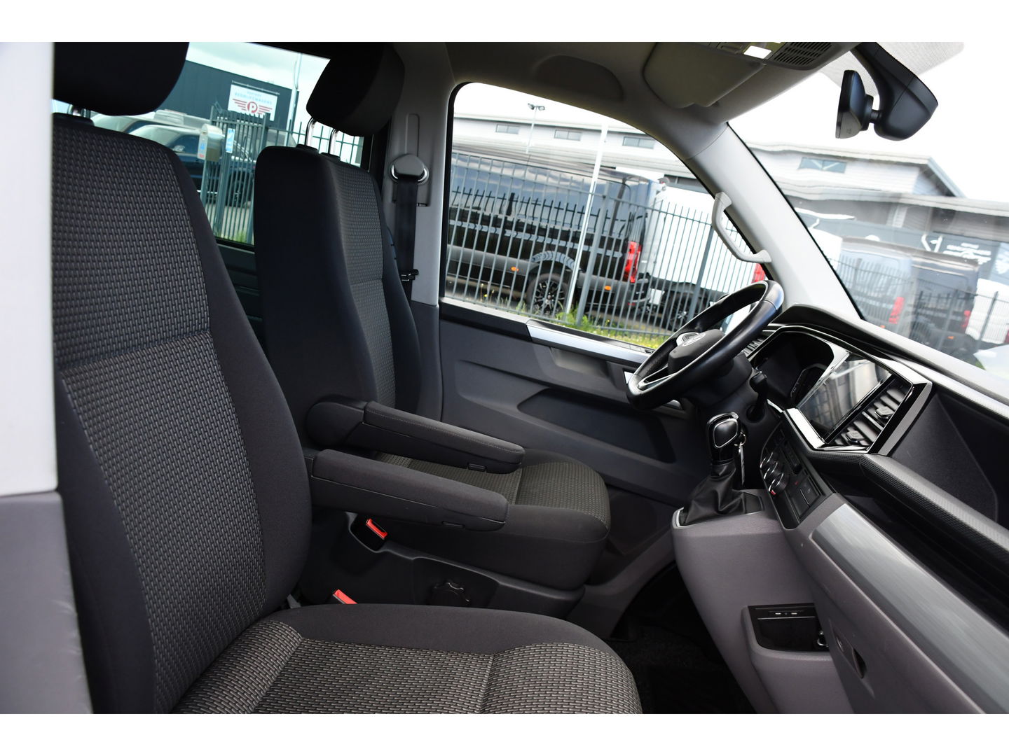 Volkswagen Transporter 2.0 TDI L2H1 30 DC Bulli Virtual, Adaptieve Cruise, Carplay, LED, Stoelverwarming, 199PK, Automaat, Sensoren, 2 x Schuifdeur, UNIEK!