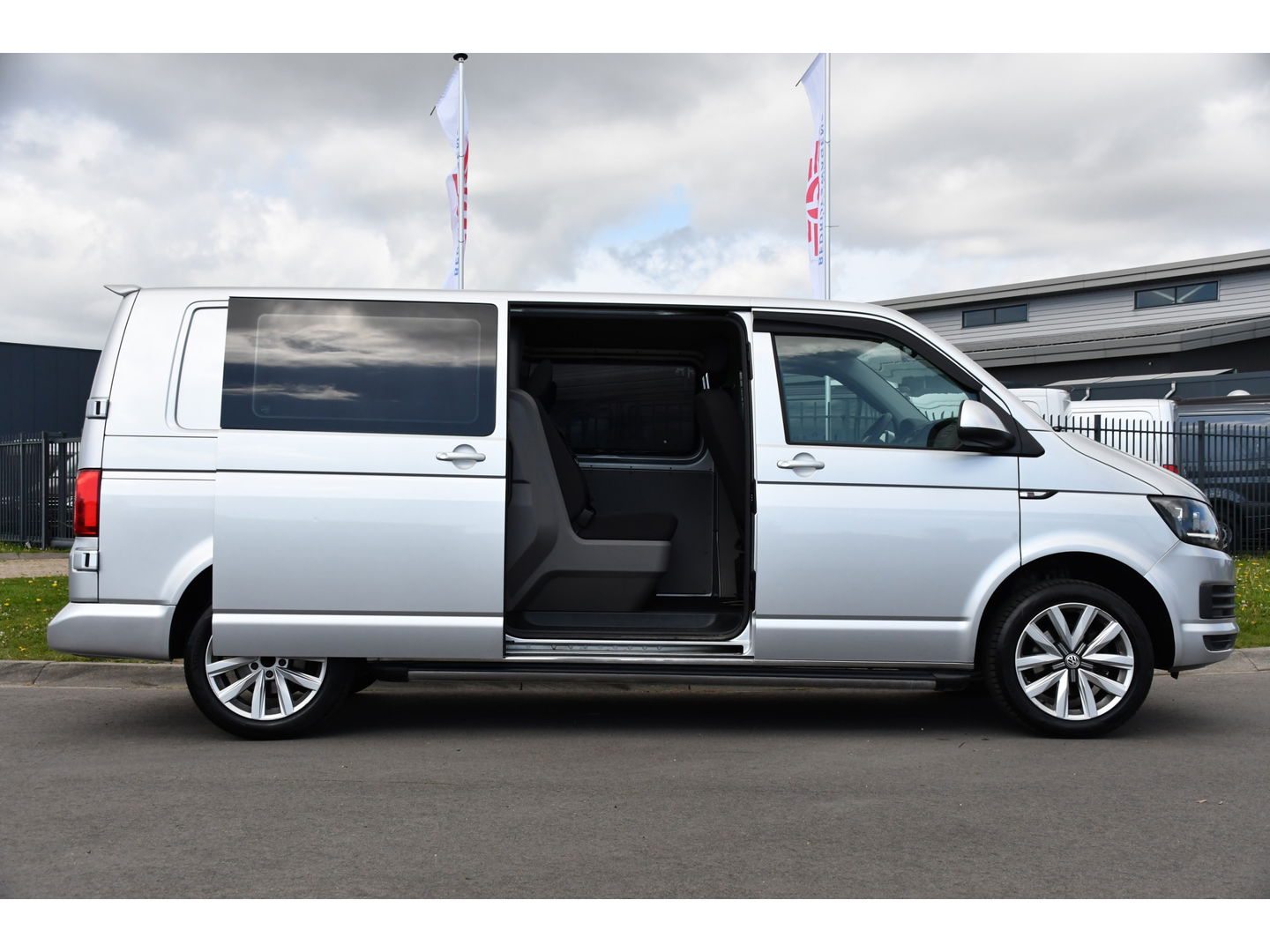 Volkswagen Transporter 2.0 TDI L2H1 DC PB Edition Cruise, Sensoren, Airco, 102PK Trekhaak, Dubbel Cabine, Uniek!