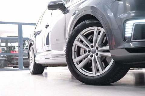 Audi Q7 3.0 TDI e-tron quattro S-Line 373 pk | Luchtvering | Rijklaarprijs | Daytona Grijs | Plug in hybrid | NL auto NAP |