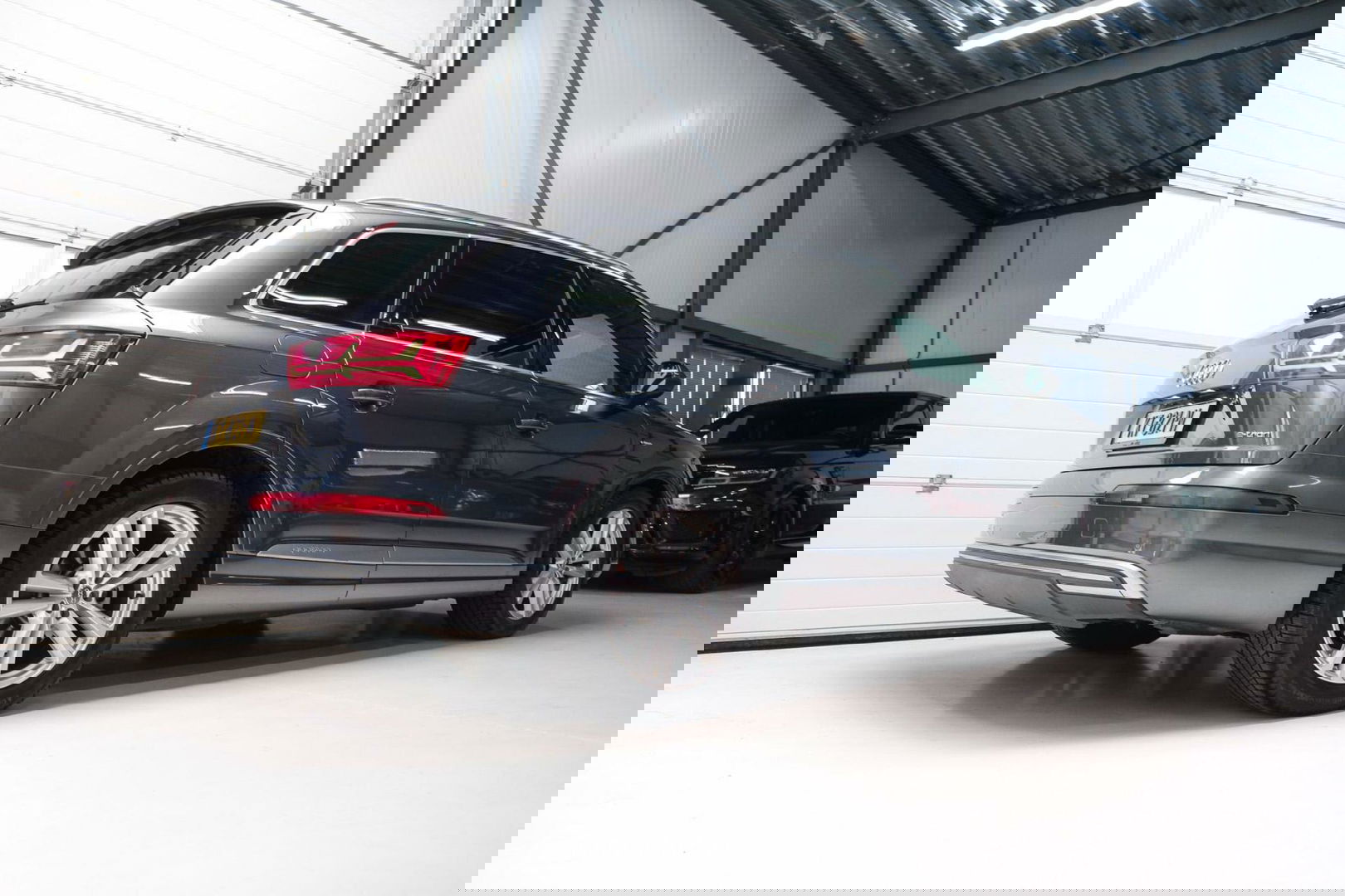 Audi Q7 3.0 TDI e-tron quattro S-Line 373 pk | Luchtvering | Rijklaarprijs | Daytona Grijs | Plug in hybrid | NL auto NAP |
