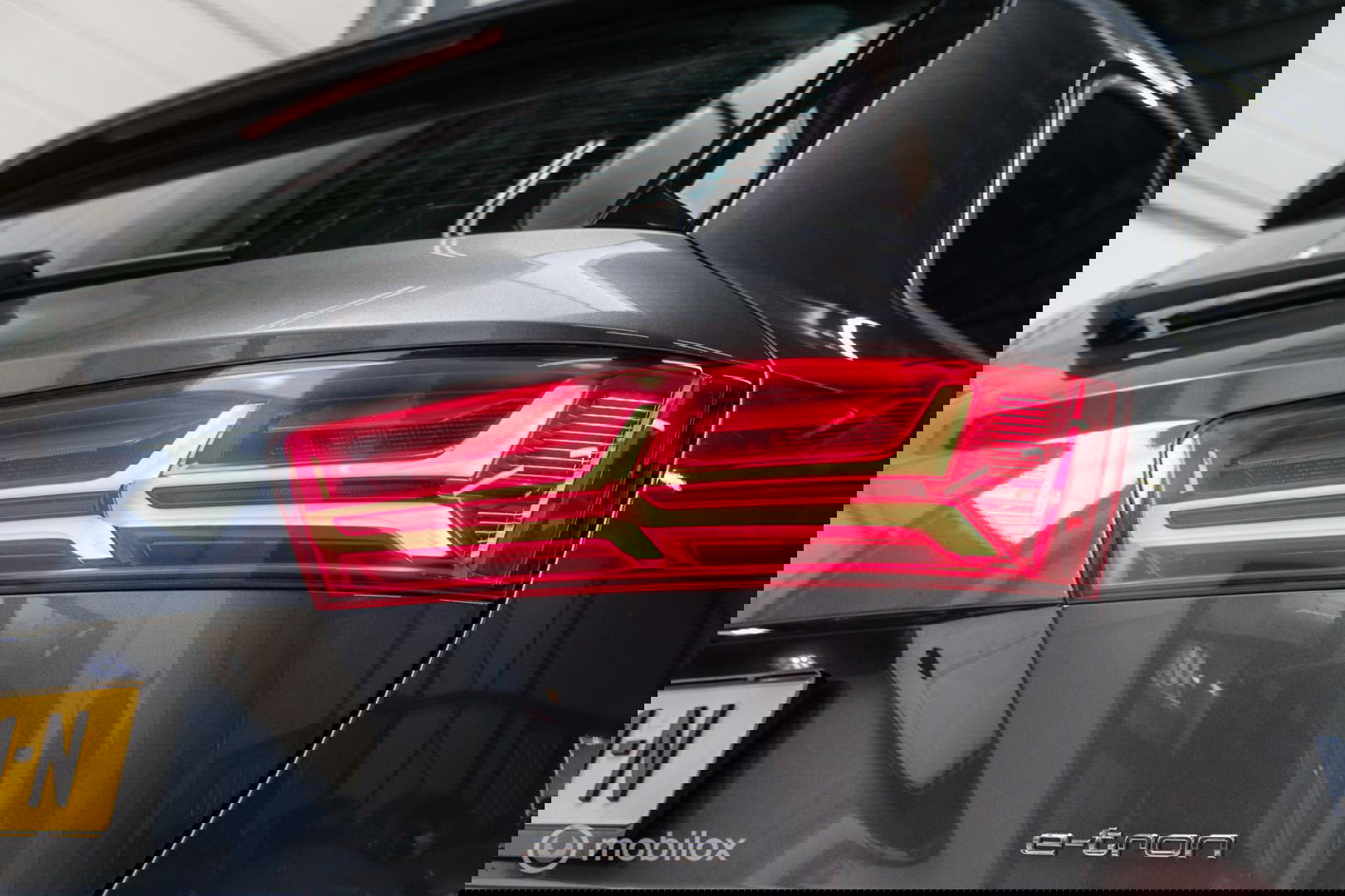Audi Q7 3.0 TDI e-tron quattro S-Line 373 pk | Luchtvering | Rijklaarprijs | Daytona Grijs | Plug in hybrid | NL auto NAP |
