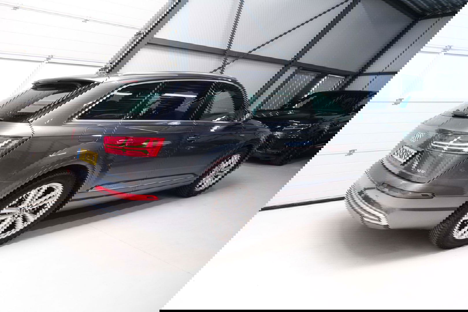 Audi Q7 3.0 TDI e-tron quattro S-Line 373 pk | Luchtvering | Rijklaarprijs | Daytona Grijs | Plug in hybrid | NL auto NAP |