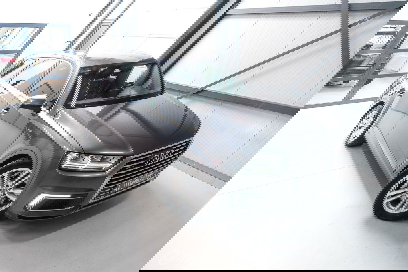 Audi Q7 3.0 TDI e-tron quattro S-Line 373 pk | Luchtvering | Rijklaarprijs | Daytona Grijs | Plug in hybrid | NL auto NAP |