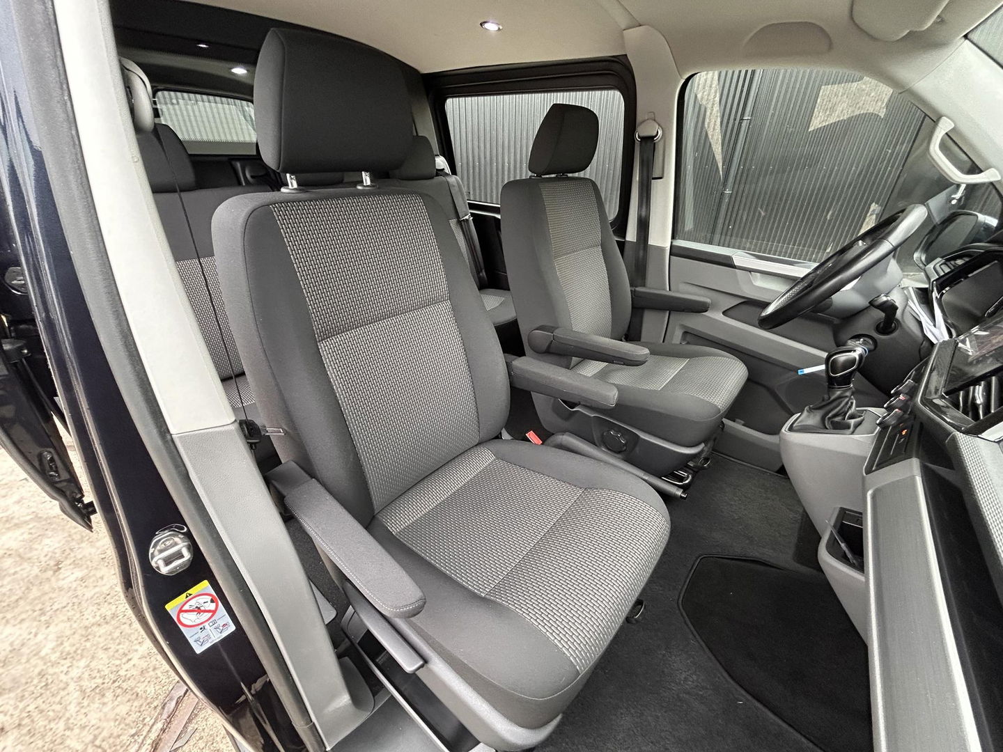 Volkswagen Transporter 2.0 TDI L2H1 28 Bulli DC | LED | AUT | ADAPTIVE CRUISE | 19 INCH | BEKLEDE LAADRUIMTE | CARPLAY |