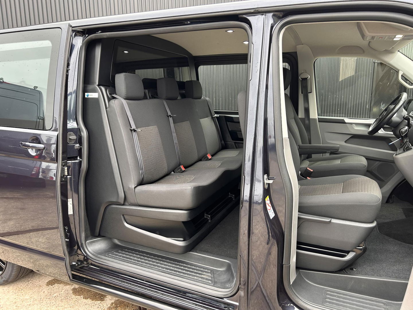 Volkswagen Transporter 2.0 TDI L2H1 28 Bulli DC | LED | AUT | ADAPTIVE CRUISE | 19 INCH | BEKLEDE LAADRUIMTE | CARPLAY |