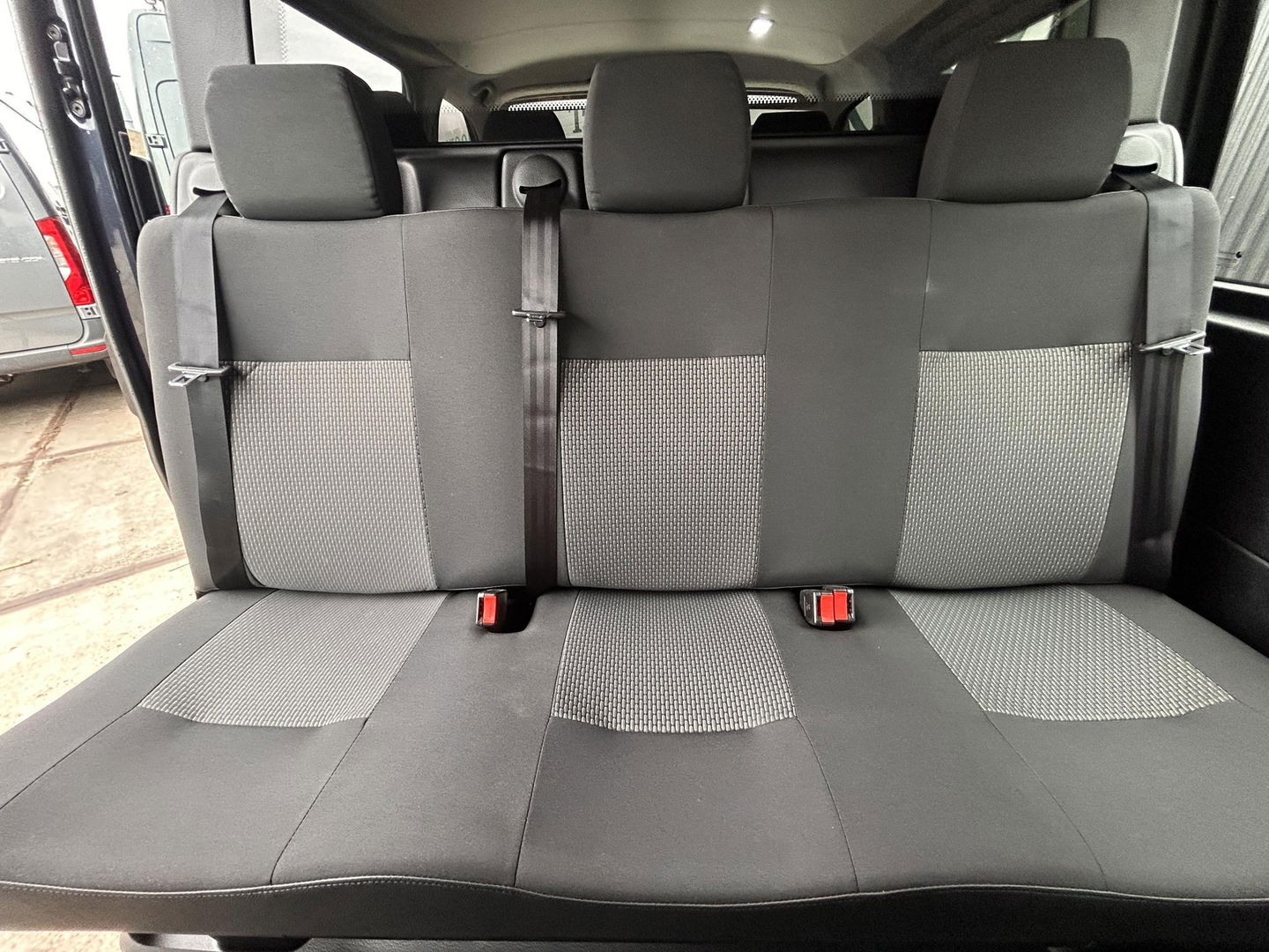 Volkswagen Transporter 2.0 TDI L2H1 28 Bulli DC | LED | AUT | ADAPTIVE CRUISE | 19 INCH | BEKLEDE LAADRUIMTE | CARPLAY |