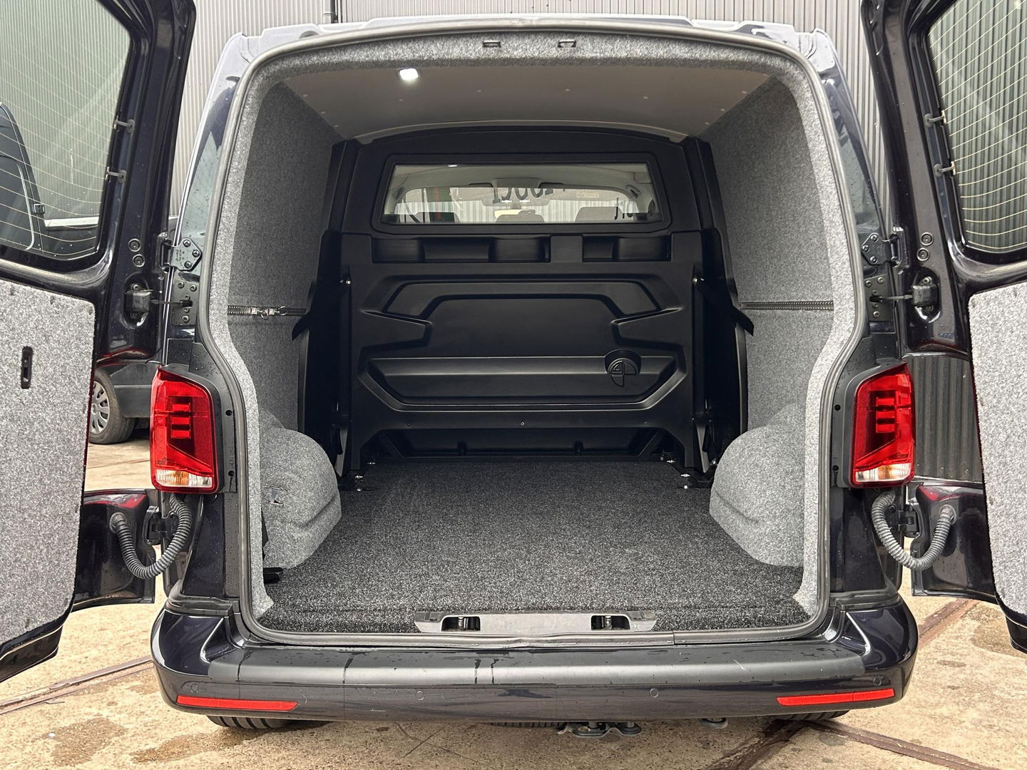 Volkswagen Transporter 2.0 TDI L2H1 28 Bulli DC | LED | AUT | ADAPTIVE CRUISE | 19 INCH | BEKLEDE LAADRUIMTE | CARPLAY |