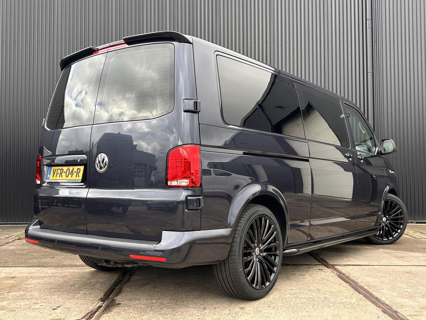 Volkswagen Transporter 2.0 TDI L2H1 28 Bulli DC | LED | AUT | ADAPTIVE CRUISE | 19 INCH | BEKLEDE LAADRUIMTE | CARPLAY |