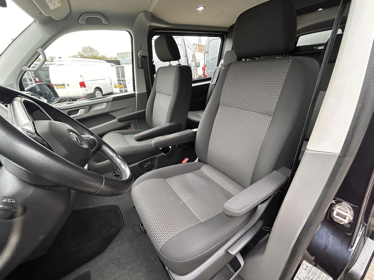 Volkswagen Transporter 2.0 TDI L2H1 28 Bulli DC | LED | AUT | ADAPTIVE CRUISE | 19 INCH | BEKLEDE LAADRUIMTE | CARPLAY |