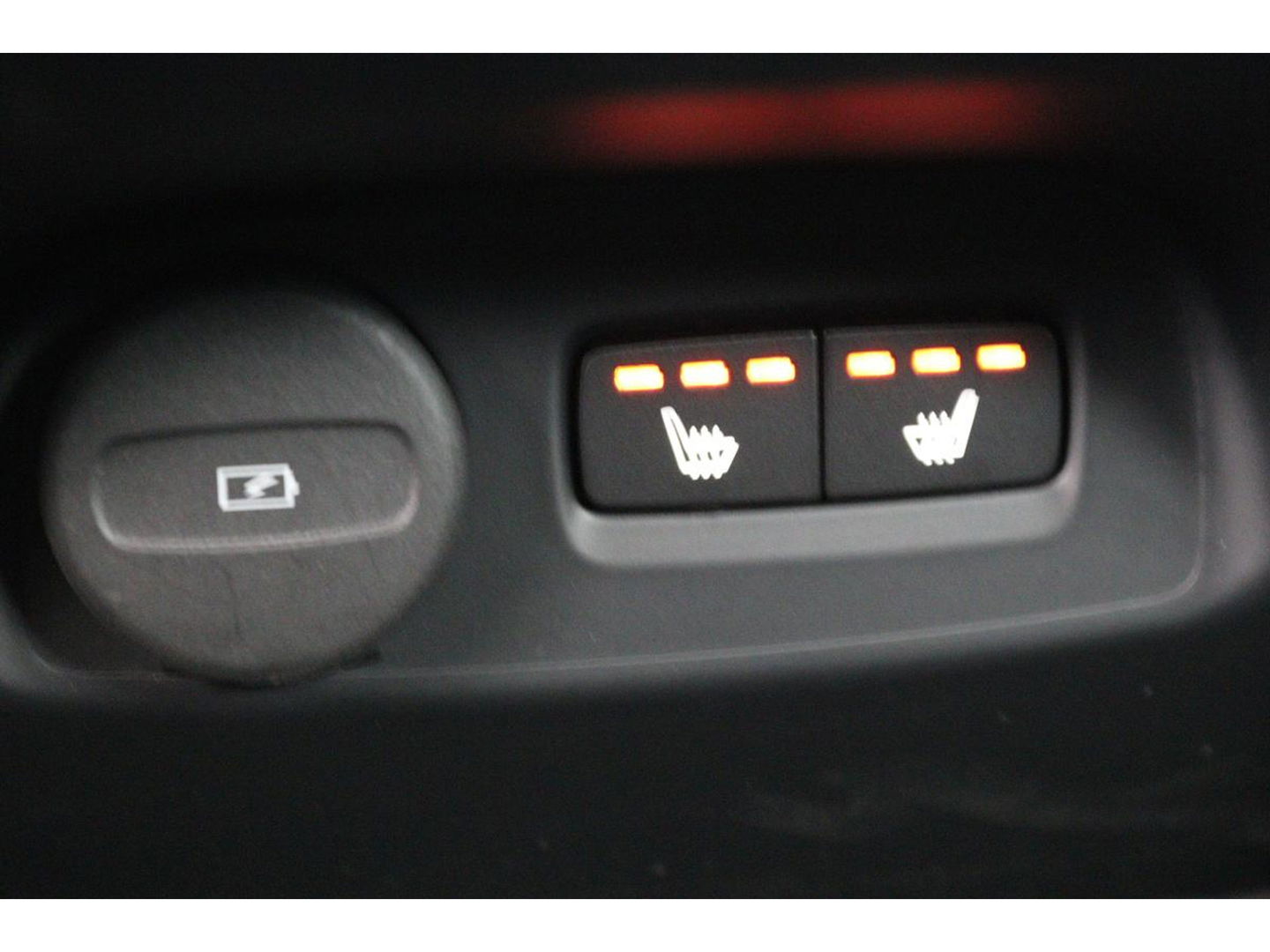 Volvo XC40 1.5 T3 R-Design | Stoel & stuurverwarming | Trekhaak | Camera | Navigatie | Achterbankverwarming | Leder/Alcantara | Full LED