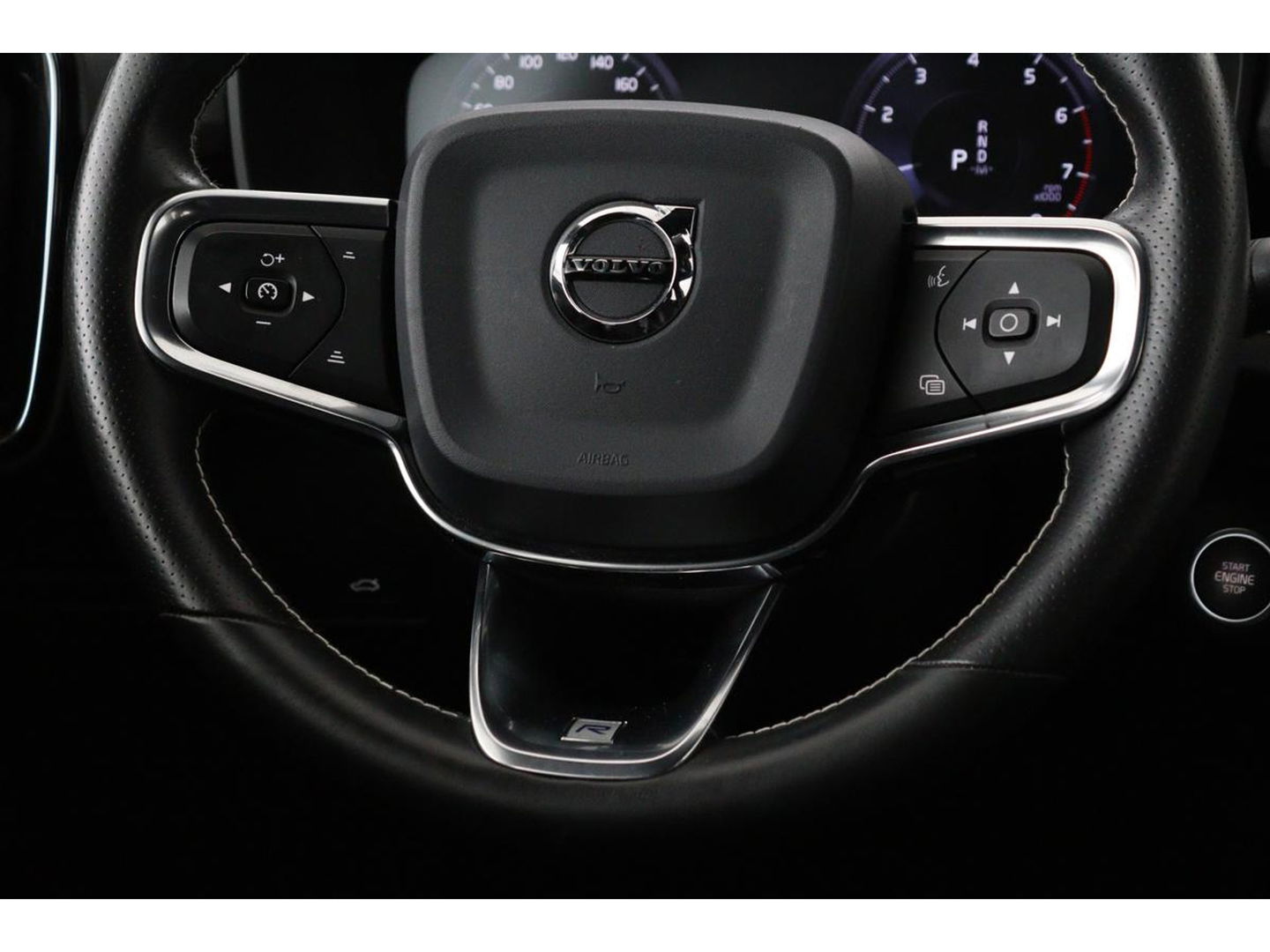 Volvo XC40 1.5 T3 R-Design | Stoel & stuurverwarming | Trekhaak | Camera | Navigatie | Achterbankverwarming | Leder/Alcantara | Full LED