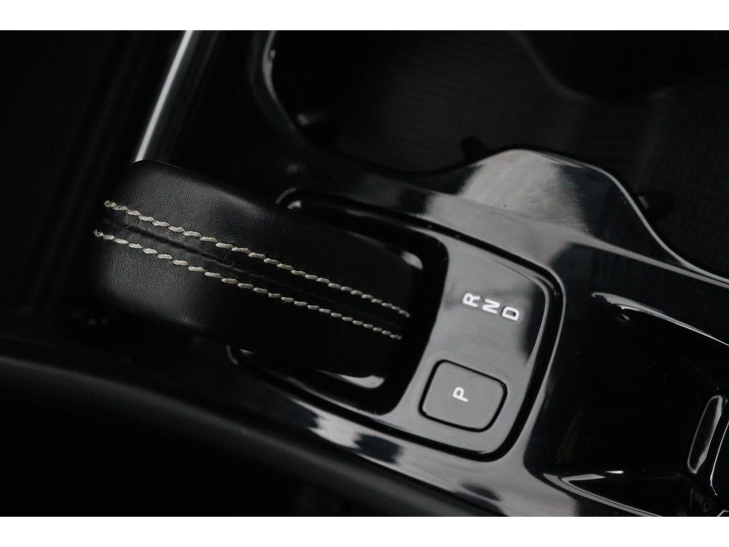 Volvo XC40 1.5 T3 R-Design | Stoel & stuurverwarming | Trekhaak | Camera | Navigatie | Achterbankverwarming | Leder/Alcantara | Full LED