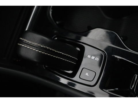Volvo XC40 1.5 T3 R-Design | Stoel & stuurverwarming | Trekhaak | Camera | Navigatie | Achterbankverwarming | Leder/Alcantara | Full LED