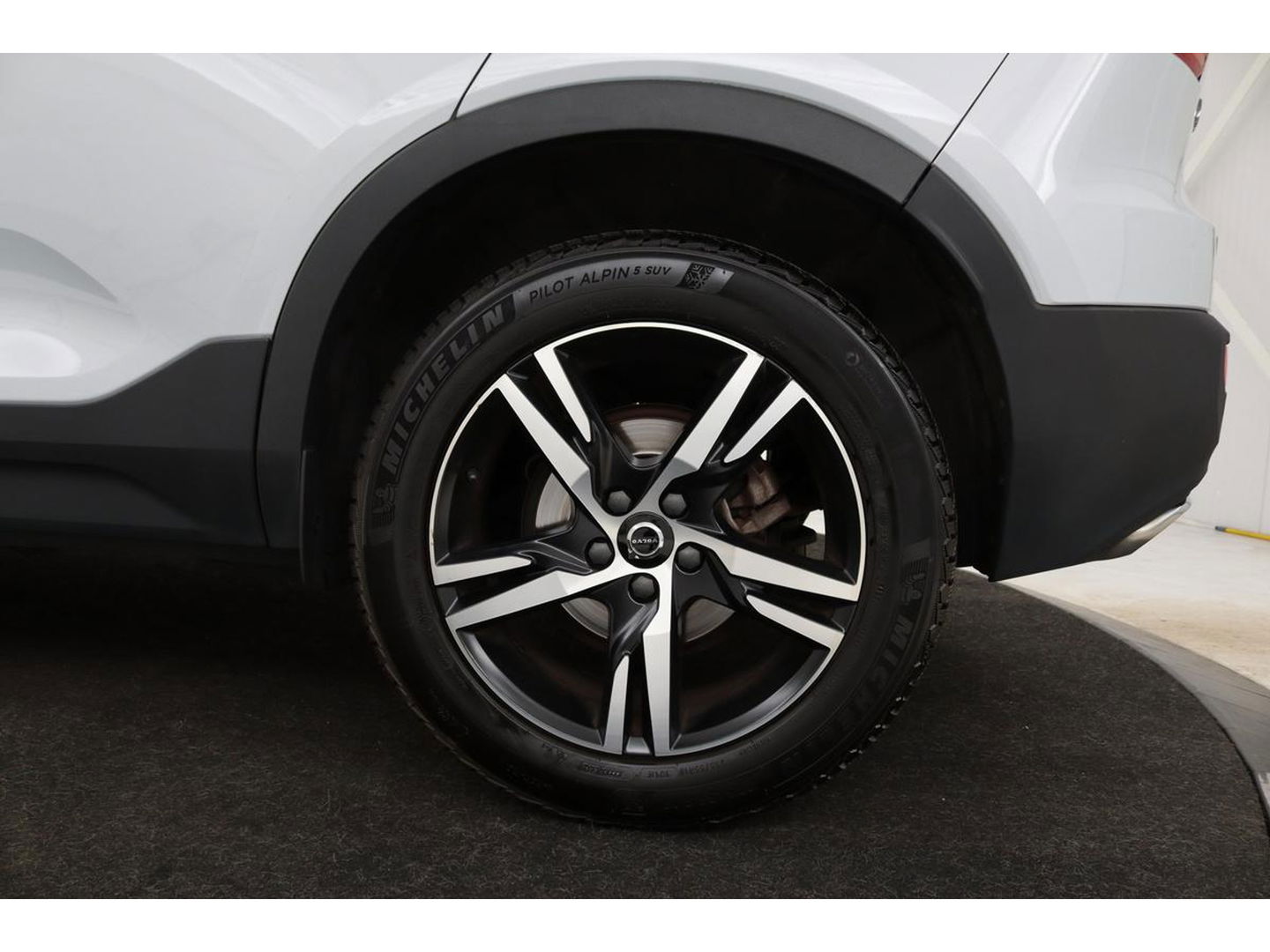 Volvo XC40 1.5 T3 R-Design | Stoel & stuurverwarming | Trekhaak | Camera | Navigatie | Achterbankverwarming | Leder/Alcantara | Full LED