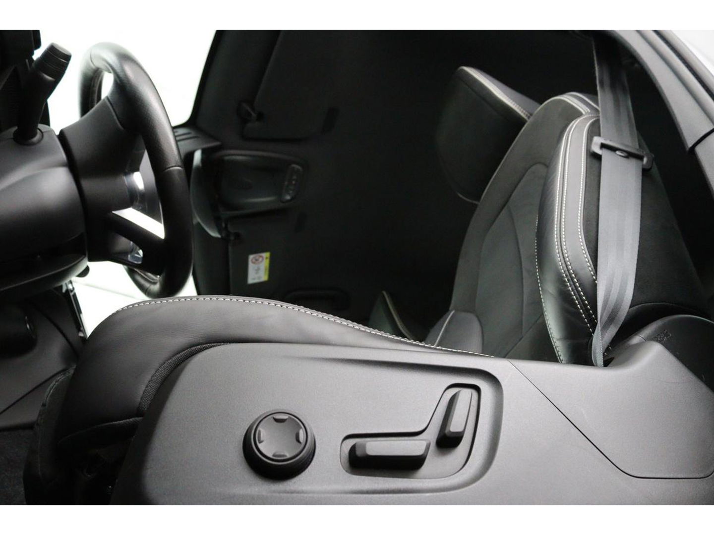 Volvo XC40 1.5 T3 R-Design | Stoel & stuurverwarming | Trekhaak | Camera | Navigatie | Achterbankverwarming | Leder/Alcantara | Full LED