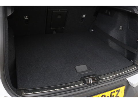 Volvo XC40 1.5 T3 R-Design | Stoel & stuurverwarming | Trekhaak | Camera | Navigatie | Achterbankverwarming | Leder/Alcantara | Full LED