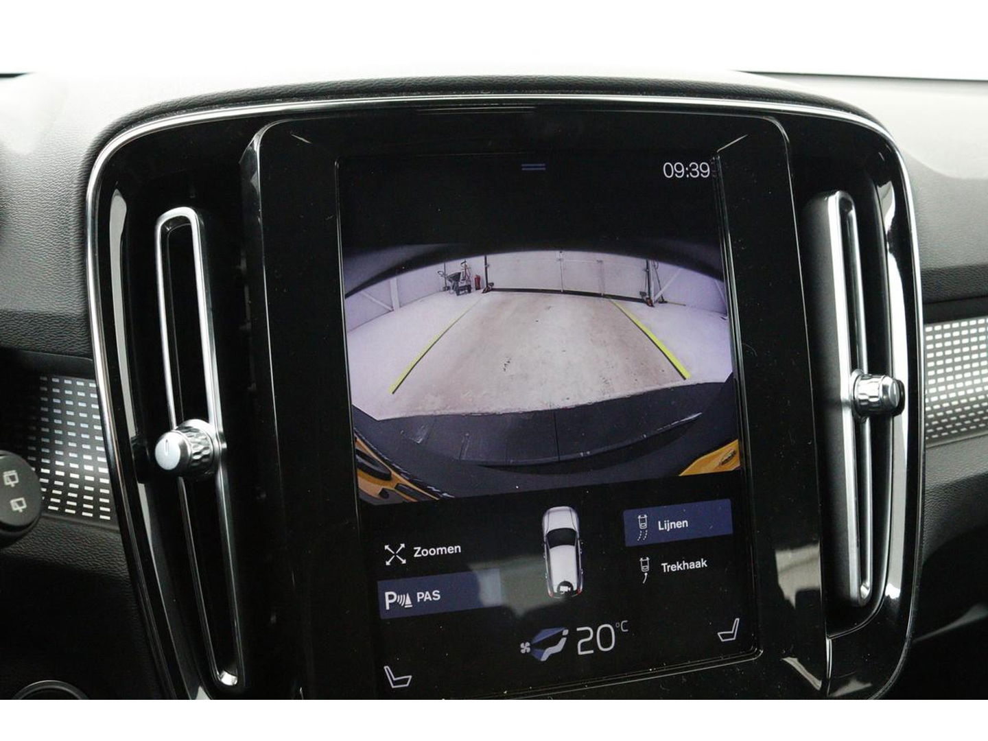 Volvo XC40 1.5 T3 R-Design | Stoel & stuurverwarming | Trekhaak | Camera | Navigatie | Achterbankverwarming | Leder/Alcantara | Full LED