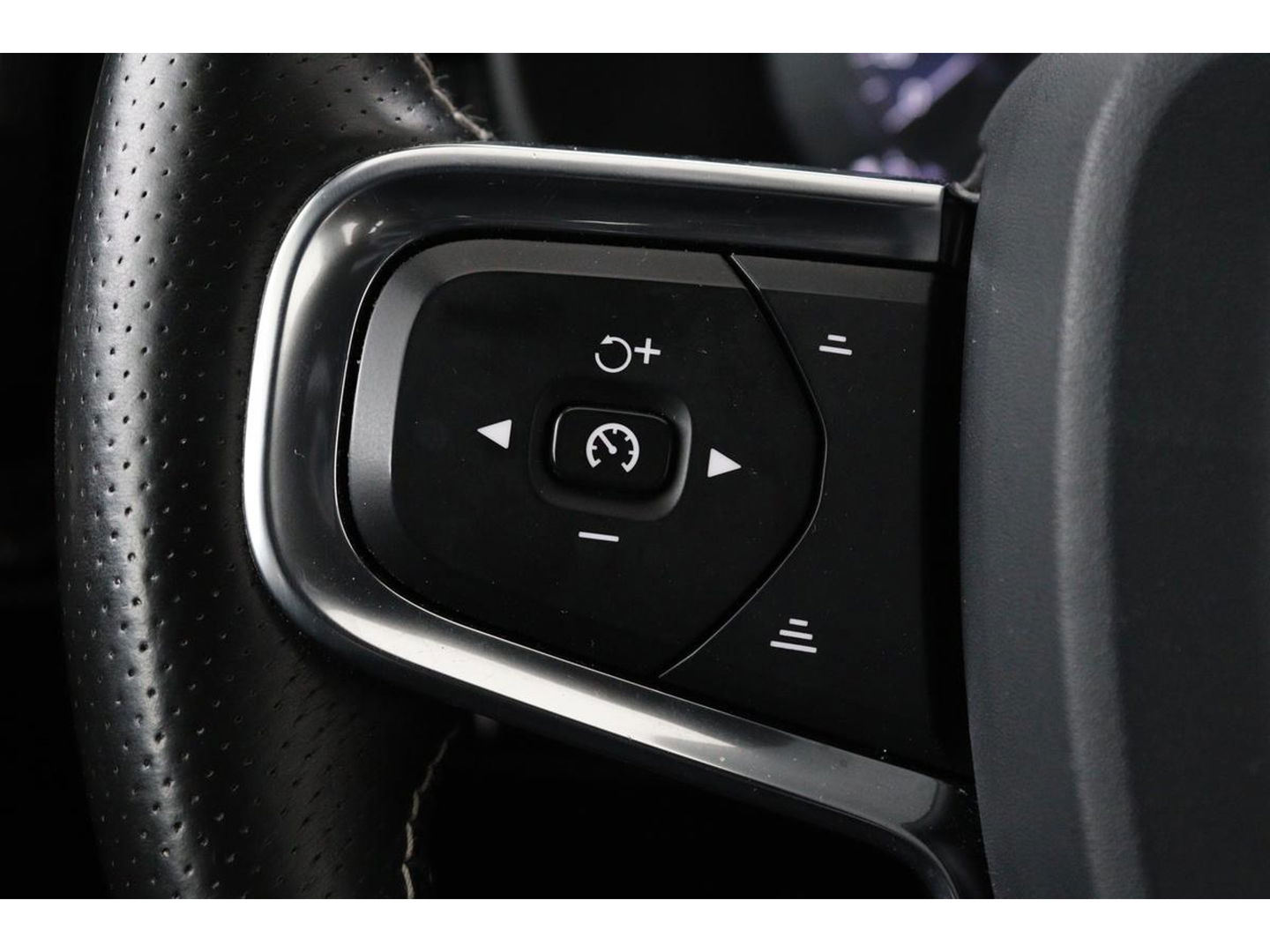 Volvo XC40 1.5 T3 R-Design | Stoel & stuurverwarming | Trekhaak | Camera | Navigatie | Achterbankverwarming | Leder/Alcantara | Full LED