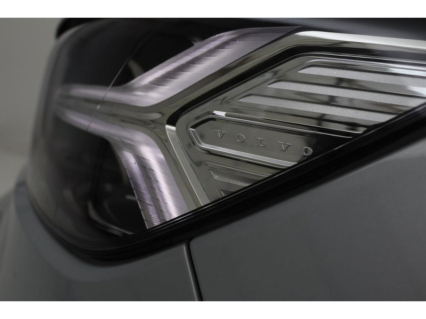 Volvo XC40 1.5 T3 R-Design | Stoel & stuurverwarming | Trekhaak | Camera | Navigatie | Achterbankverwarming | Leder/Alcantara | Full LED